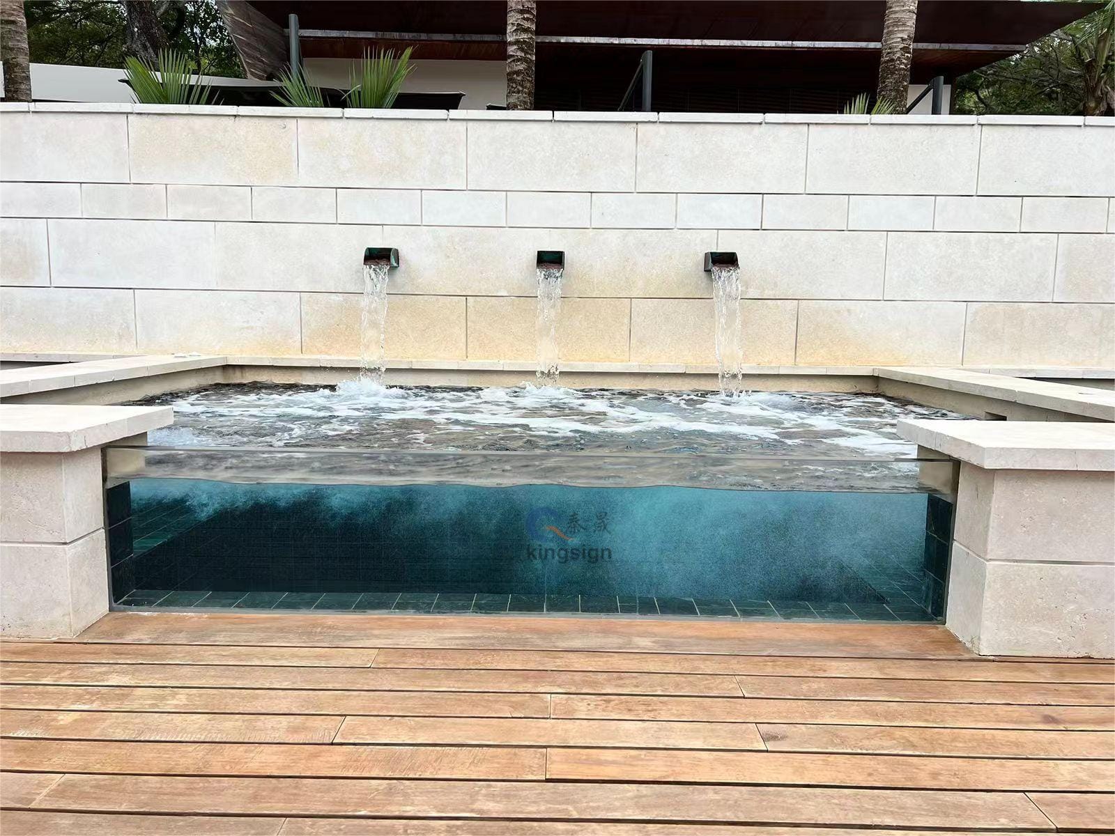 Mengapa lembaran akrilik digunakan bukan kaca sebagai tingkap kolam renang?